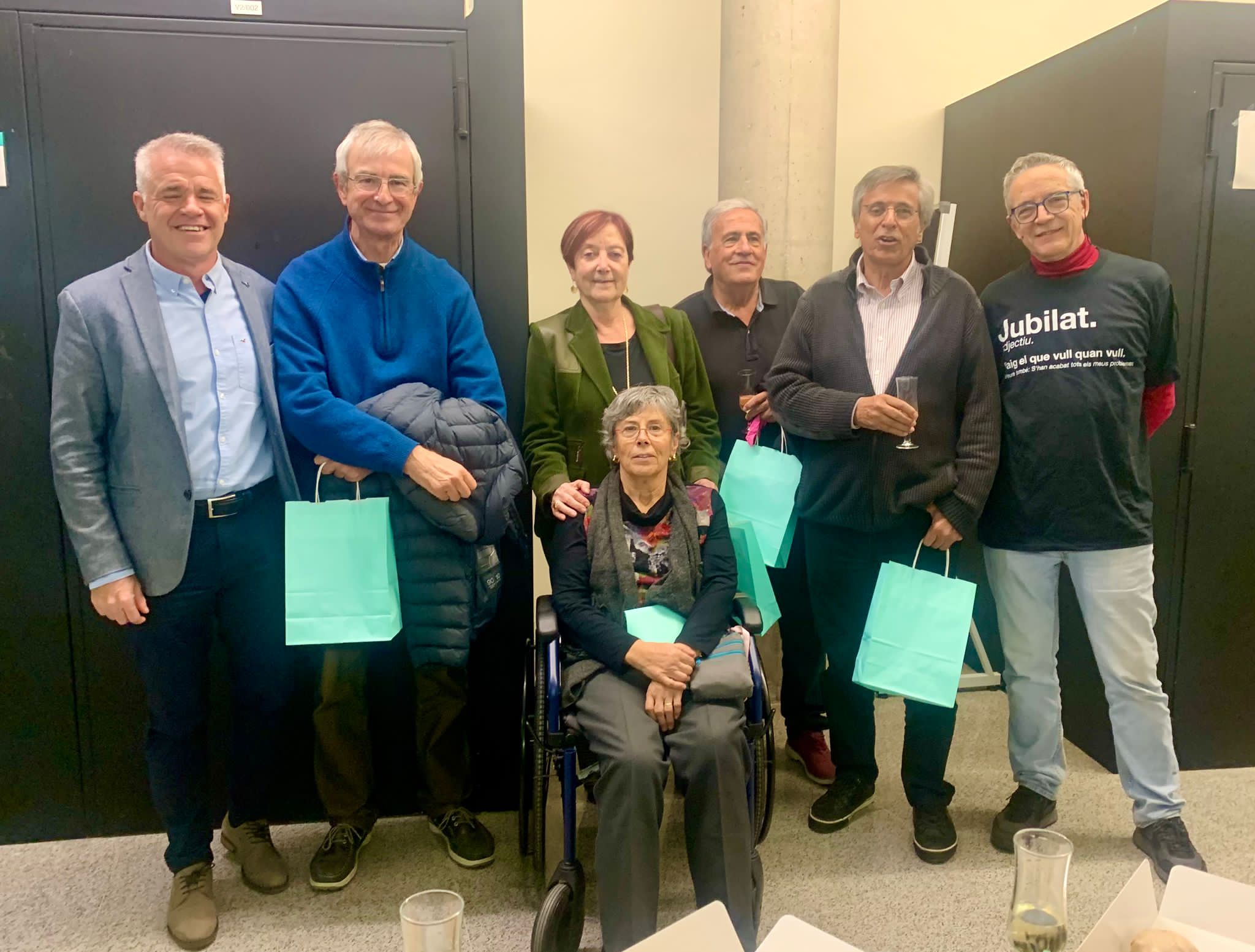 Jubilats amb el degà de la Facultat a l'acte d'homenatge